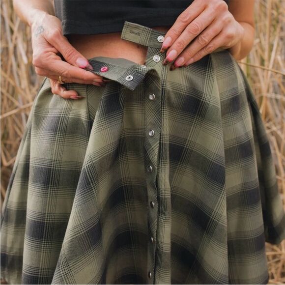 DIXXON WOMEN'S HUNTRESS FLANNEL CIRCLE SKIRT. Size Large - Picture 3 of 11